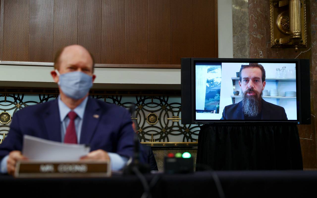 Photo: Twitter CEO Jack Dorsey is seen testifying remotely via videoconference as U.S. Senator Chris Coons (D-DE) listens during a Senate Judiciary Committee hearing titled, «Breaking the News: Censorship, Suppression, and the 2020 Election,? on Facebook and Twitter’s content moderation practices, on Capitol Hill in Washington, U.S., November 17, 2020. Credit: REUTERS/Hannah McKay/Pool.