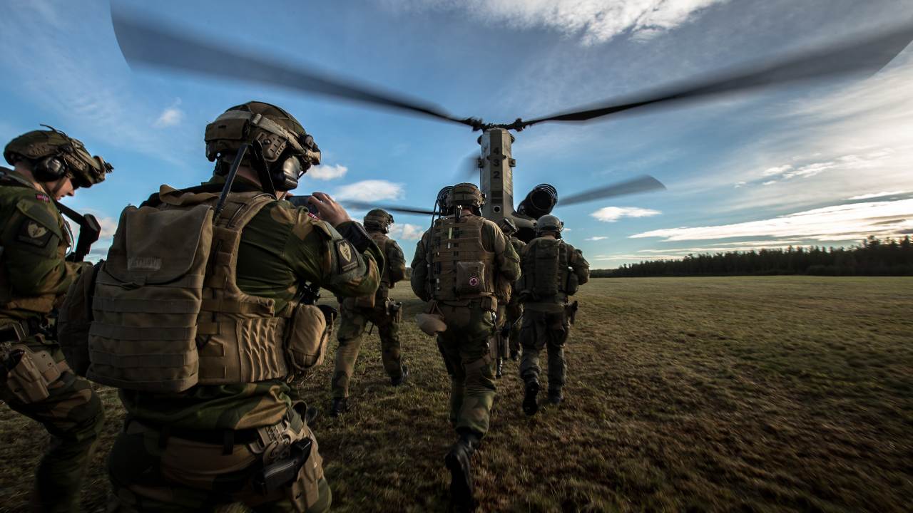 Norwegian Air assault troops are training their drills with help of the US Airforce and their Chinooks during Trident Juncture 18 in Rena.
