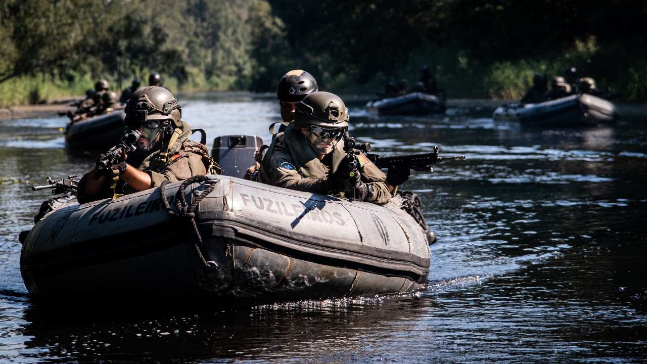 Photo: Portuguese marines train in Lithuania
For the Portuguese Fuzileiros, stealth can be key to securing their objectives. Using light Inflatable boats, or LIBs, Recon teams move quietly by water, keeping as low a profile as possible.

 

Portuguese marines (the Fuzileiros) and navy divers have been practising skills and tactics in Lithuania. The group is in the Baltic country for three months as part of NATO assurance measures which comprise land, sea and air activities in, on and around the eastern part of NATO’s Alliance. Credit: NATO