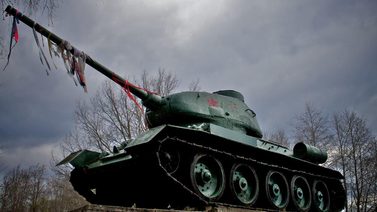 Photo: The Narva Tank Memorial was opened on May 9, 1970. A T-34-85 tank has been stationed at the location of a battle over crossing the Narva River by Soviet Red Army troops under General Fedyuninsky in February 1944. Credit: Tony Bowden