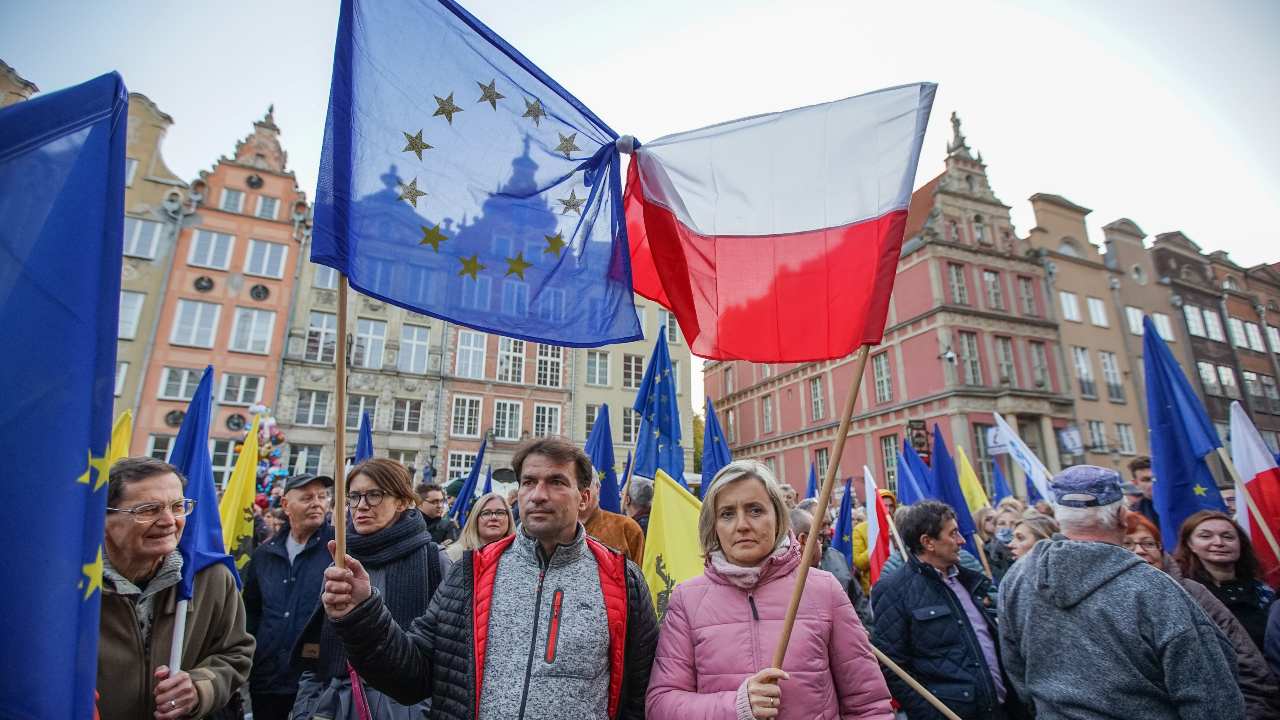 Photo: Protesters with EU and Polish flags are seen in Gdansk, Poland on 10 October 2021 People take to the streets around a country to voice opposition against a ruling from the country’s Constitutional Tribunal on Thursday saying that the constitution overrides some EU laws. Credit: Michal Fludra/NurPhoto