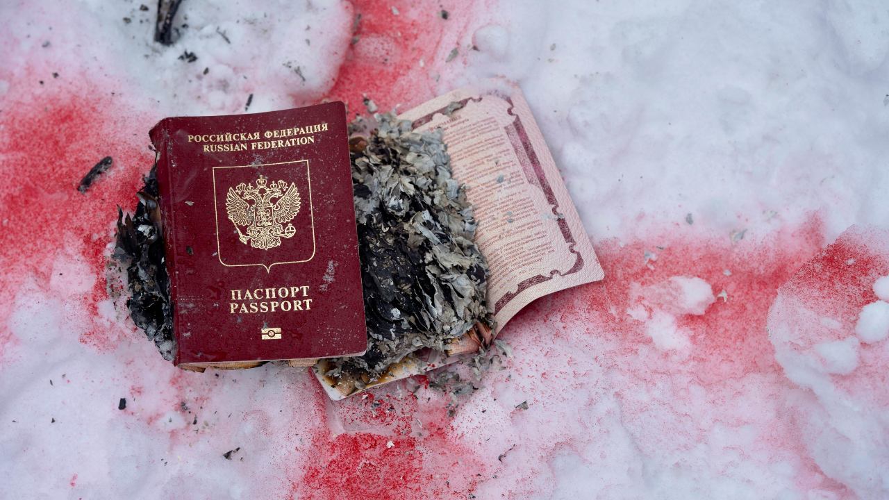 Photo: Canada, Montreal, 2022-02-25. Russian passports are burnt by their owners during a protest in support of Ukraine. Credit: Paola Chapdelaine / Hans Lucas.