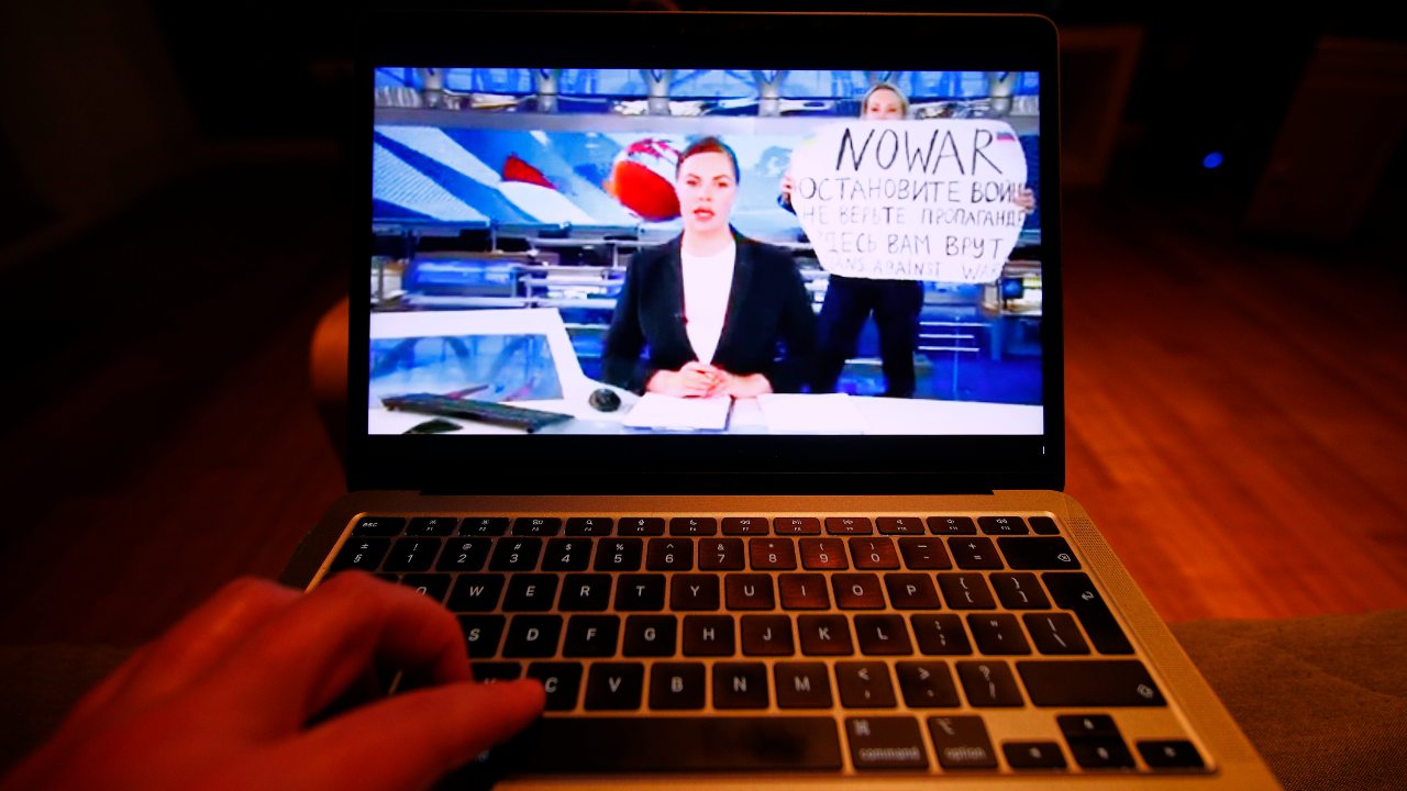 Photo: The evening news broadcast on the main Russian news channel, Channel 1 is seen on a laptop as it is interrupted by a woman protesting the war in Ukraine in this illustration photo on 15 March, 2022 in Warsaw, Poland. Marina Ovsyannikova, an employee of the network ran onto the stage with a sign reading 'No War' and 'They're lying to you here'. Credit: STR/NurPhoto