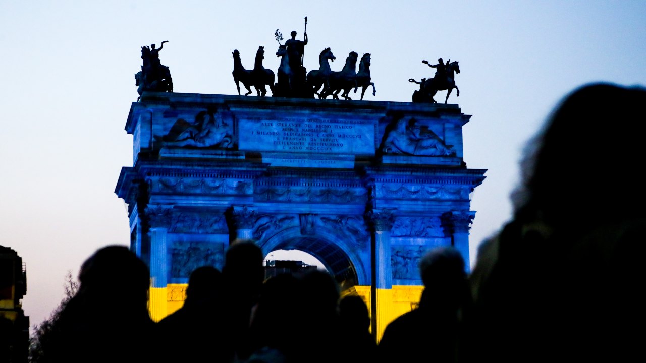 Photo: Demonstration at the Arco della Pace in Milan against the war in Ukraine, Italy, on March 19 2022. Credit: Photo by Mairo Cinquetti/NurPhoto.