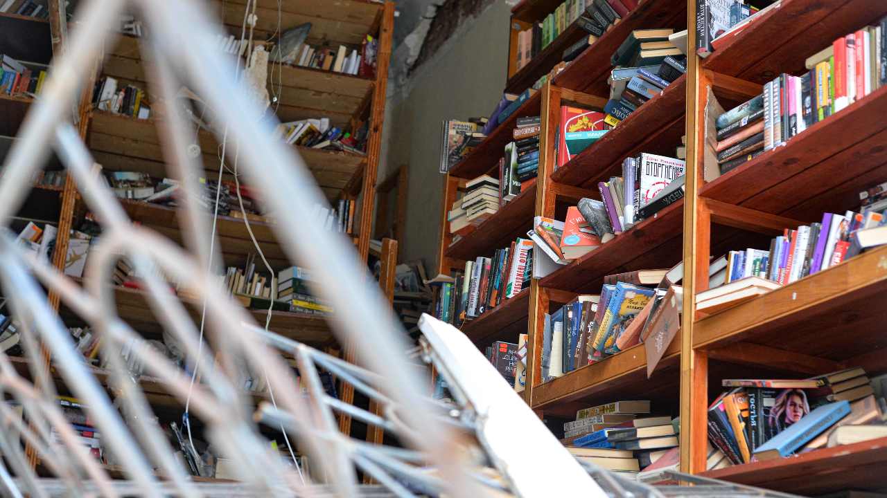 Photo: CHERNIHIV, UKRAINE - APRIL 11, 2022 - Books on the shelves are seen inside a library damaged as a result of shelling by Russian troops are pictured in liberated Chernihiv, northern Ukraine. Credit: Photo by Evgen Kotenko/Ukrinform/NurPhoto.