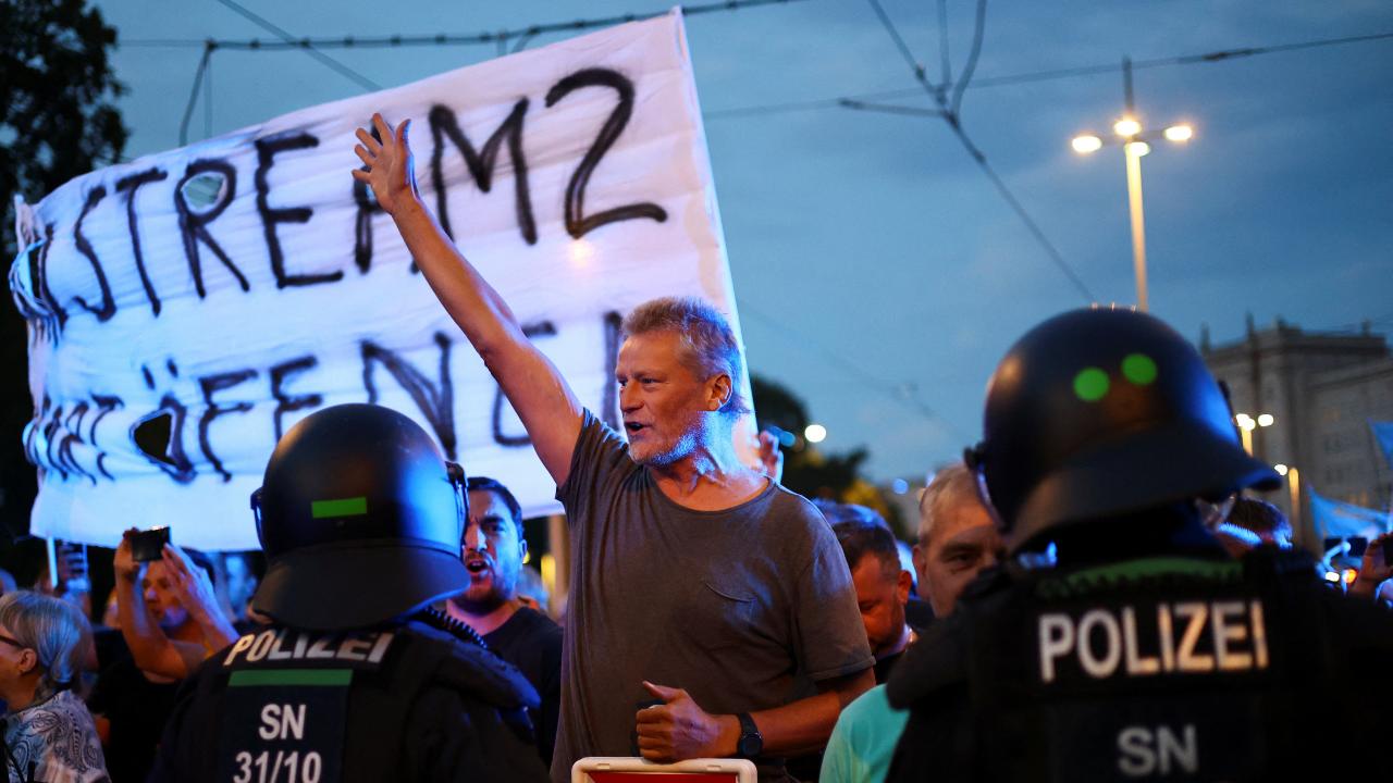 Photo: Police stand blocking people taking part in a right-wing protest against increasing energy prices and rising living expenses in Leipzig, Germany, September 5, 2022. Credit: REUTERS/Christian Mang