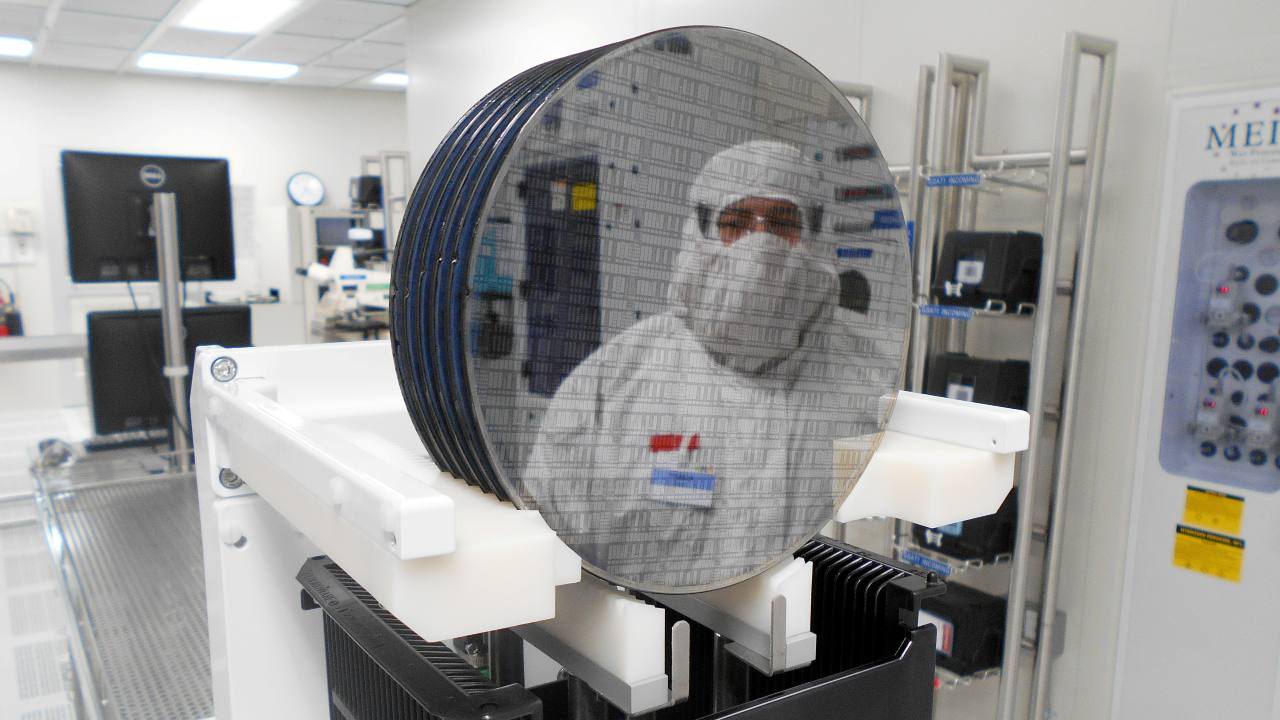 Photo: A worker is seen at a semiconductor fabrication facility owned by Dutch chipmaker NXP Semiconductors N.V. in Chandler, Arizona in an undated handout photo provided on September 29, 2020. Credit: REUTERS/Handout courtesy of NXP Semiconductors.