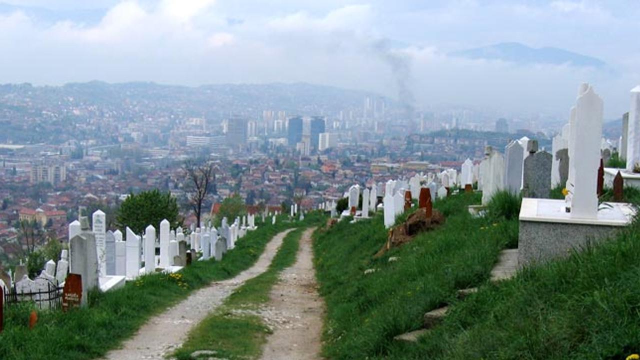 Photo: White graves of the cemetery on the hill above the Sarajevo commemorating the lives lost during the Bosnian War. Credit: sinor favela / fotos voladoras via Flikr.