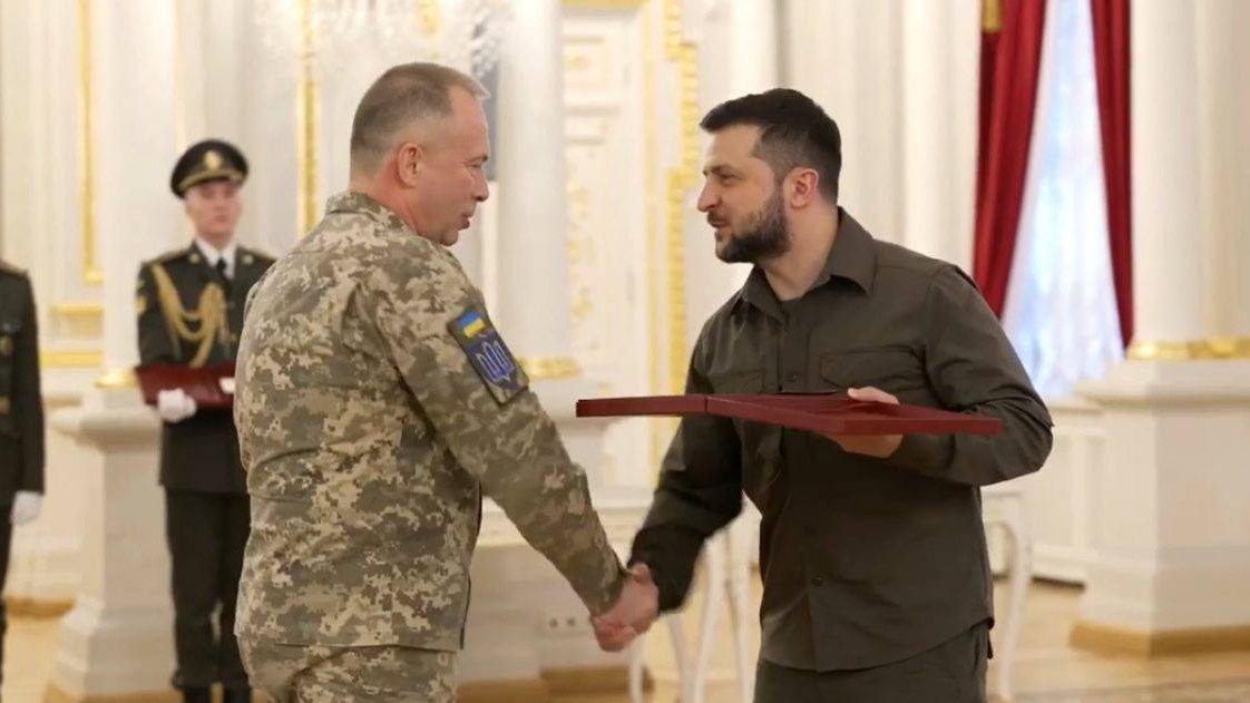 Photo: Lieutenant General Oleksandr Syrsky shakes the hand of President Zelenskyy. Credit: @armyinformcomua via Twitter