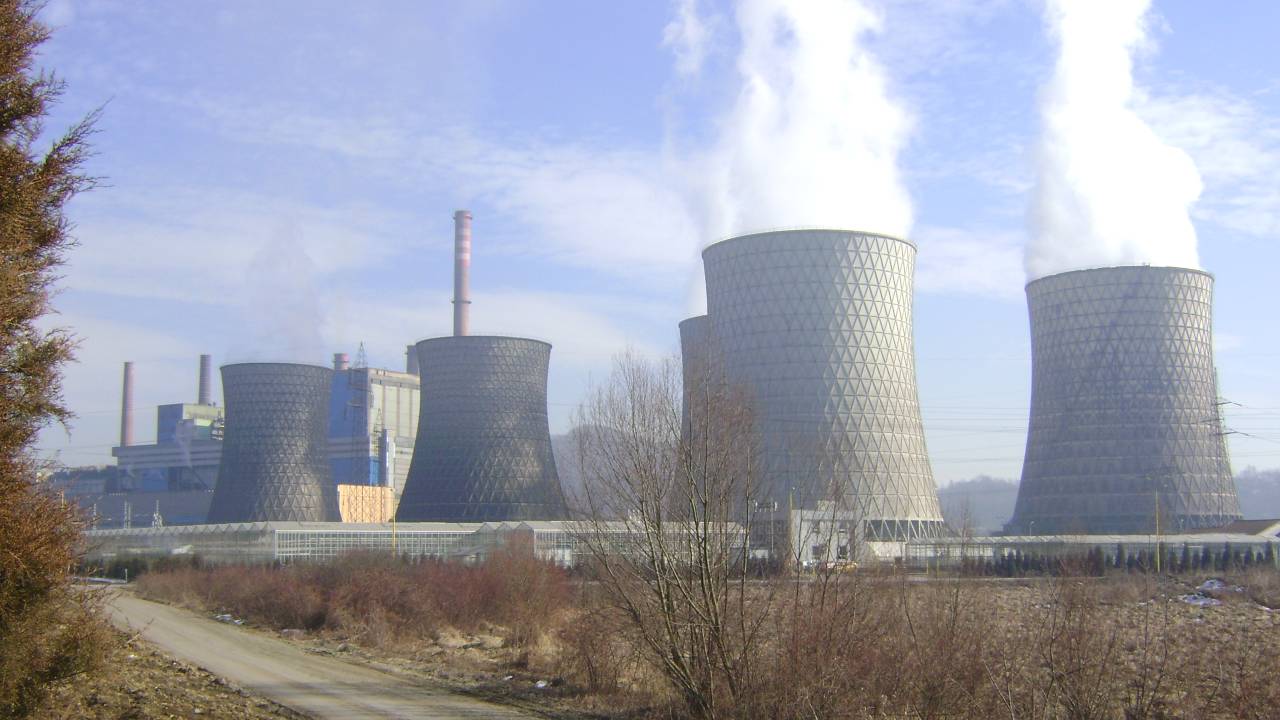 Photo: Coal-fired power plant in Tuzla, Bosnia and Herzegovina. Credit: MoserB