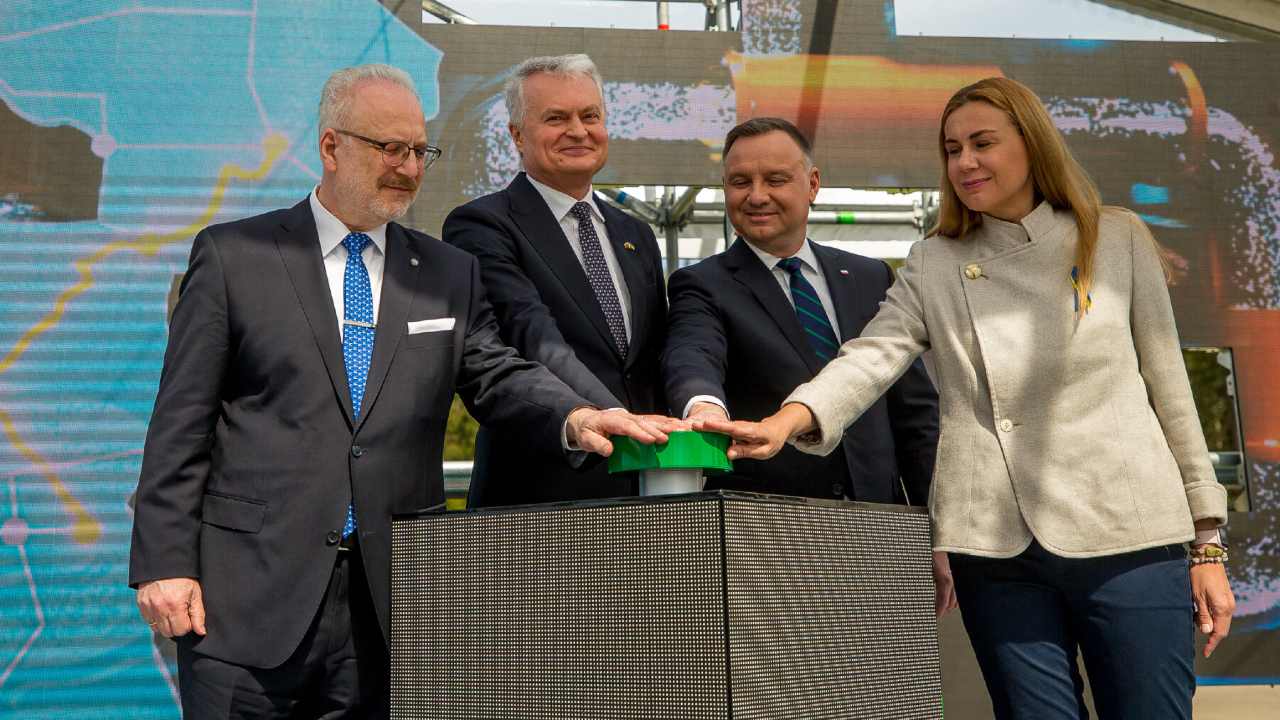 Photo: President Gitanas Nausėda participated in the opening ceremony of the Lithuanian-Polish gas pipeline GIPL at the Jauniūnai natural gas compressor station in the Širvintos district. Together with Presidents Andrzej Duda and Egils Levits of Poland and Latvia, and EU Energy Commissioner Kadri Simson, the President pressed a symbolic pipeline launch button. Credit: President of the Republic of Lithuania.