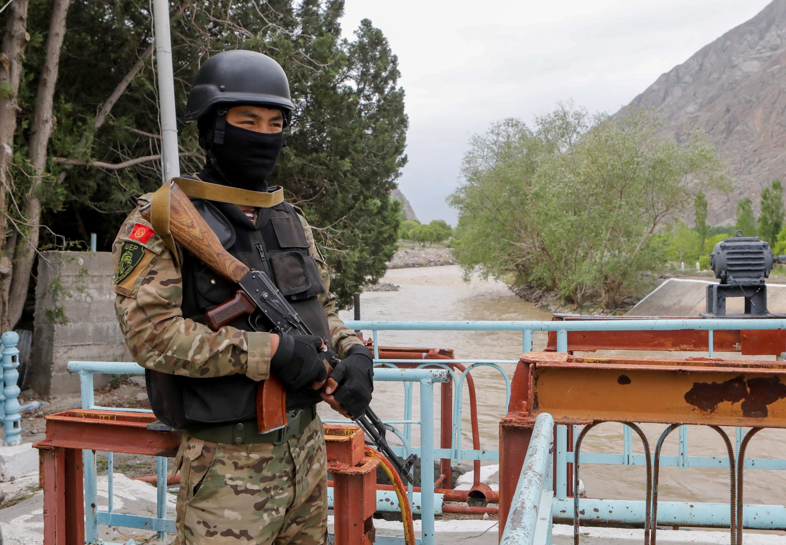 Photo: A service member of Kyrgyz special operations forces stands guard near Golovnoi water distribution facility outside the village of Kok-Tash in Batken province, Kyrgyzstan May 5, 2021. The clashes broke out last week along the frontier between Tajikistan's Sughd province and Kyrgyzstan's southern Batken province because of a dispute over a reservoir and pump, claimed by both sides, on the Isfara River. Credit: REUTERS/Vladimir Pirogov
