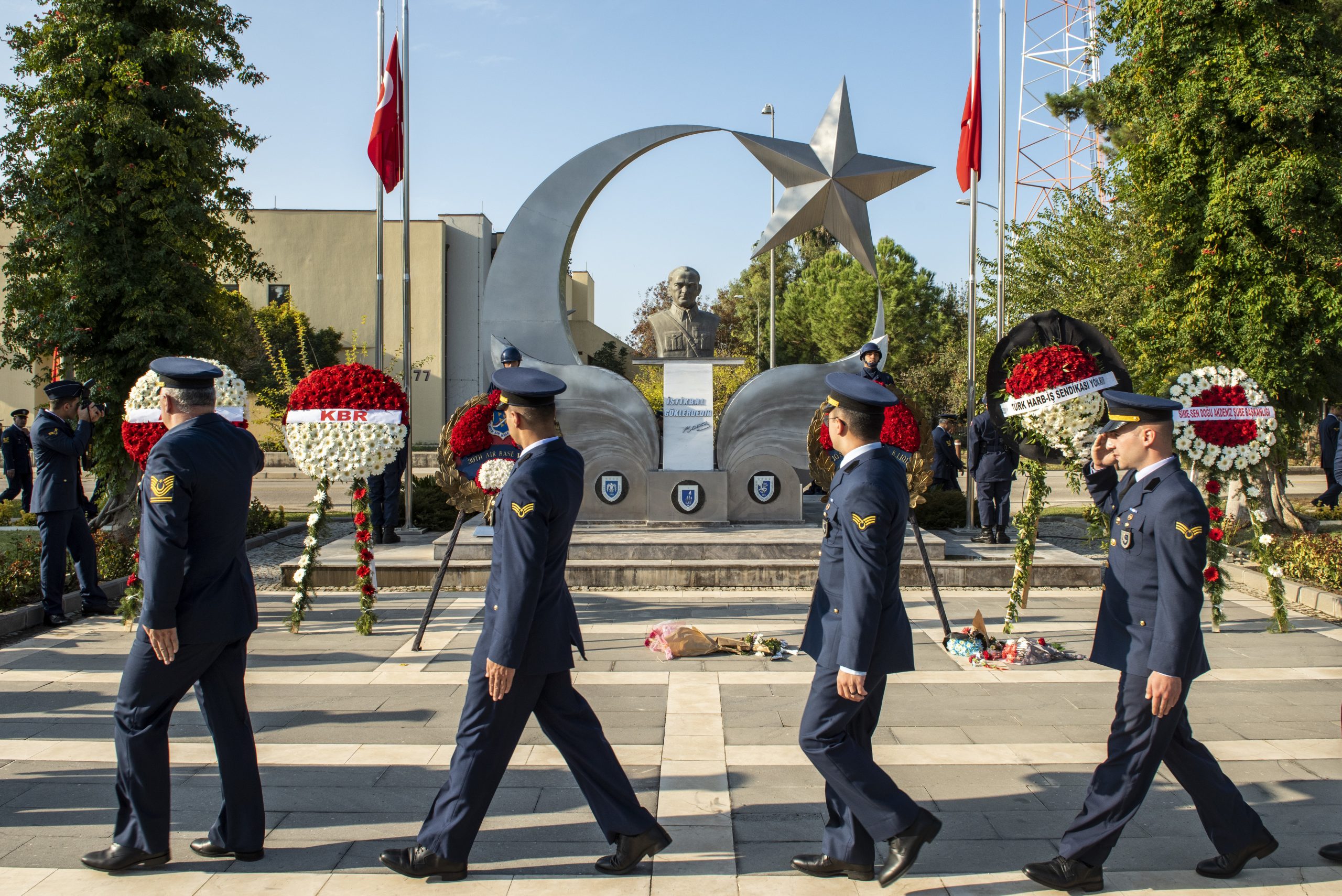 Photo: Turkish Airmen assigned to the 10th Tanker Base Command conclude the ceremony with a final salute to the Atatürk memorial and Turkish flag during the Atatürk Memorial Day ceremony at Incirlik Air Base, Türkiye, Nov. 10, 2022. Credit: Senior Airman David D. McLoney/US Air Force